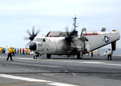 USS Ronald Reagan flight deck operations 130713-N-HT107-399