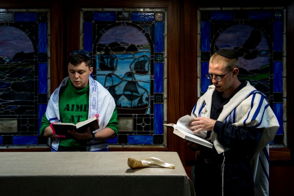 USS Ronald Reagan Sailors attend Rosh Hashanah service 150914-N-IN729-046