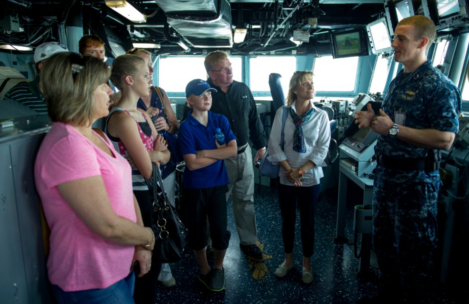 USS ROOSEVELT (DDG 80) 140502-N-VC599-094 (13935674689)