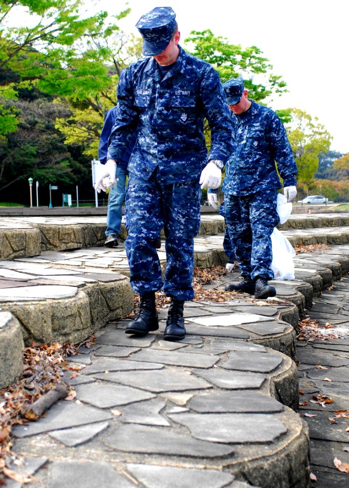 USS Ronald Reagan Sailors' Community Service Project 110421-N-GL340-028