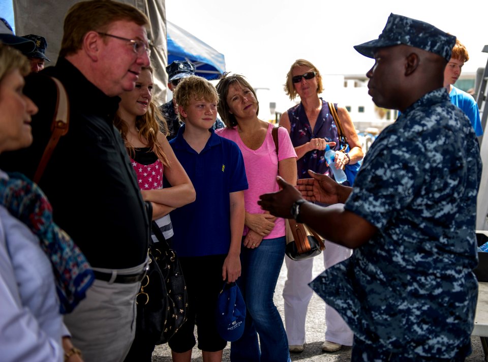 USS ROOSEVELT (DDG 80) 140502-N-VC599-028 (13935672317)