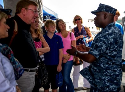 USS ROOSEVELT (DDG 80) 140502-N-VC599-028 (13935672317)