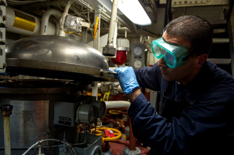 USS Roosevelt (DDG 80) 140526-N-VC599-065 (14102353640)