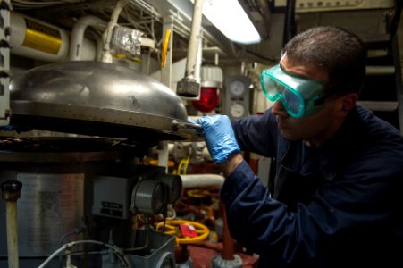 USS Roosevelt (DDG 80) 140526-N-VC599-065 (14102353640)