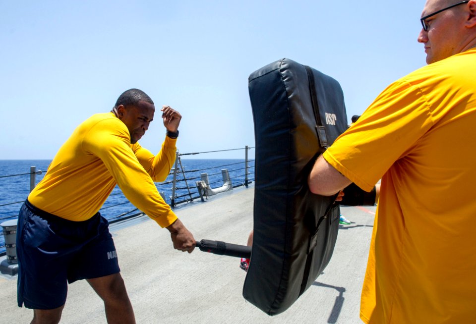 USS Roosevelt (DDG 80) 140520-N-VC599-071 (14063701800)