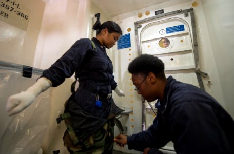 USS Ross operations 150716-N-FQ994-068