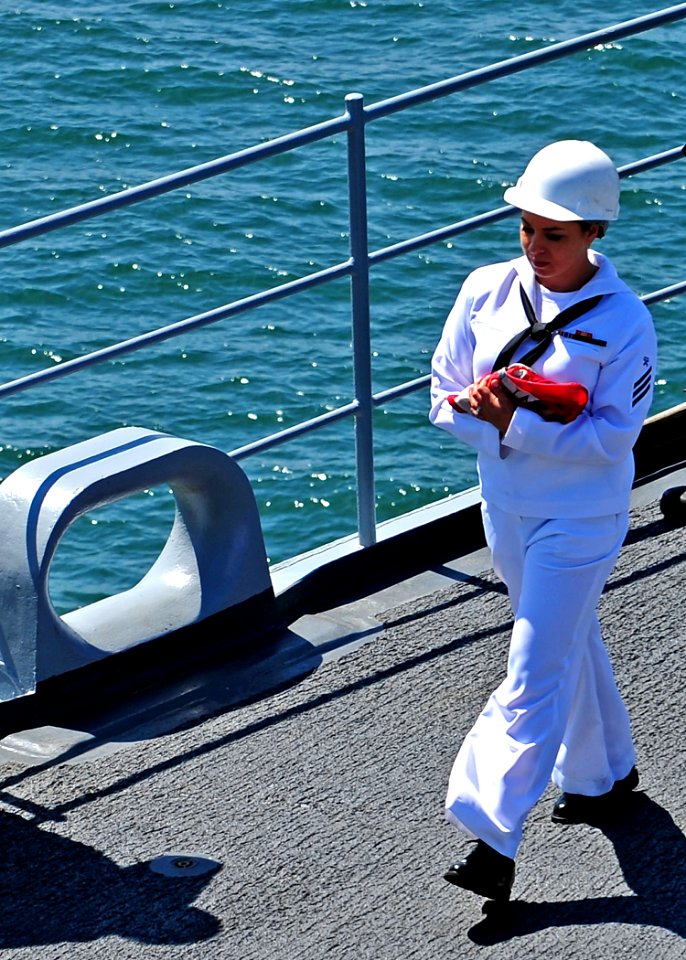USS Rushmore departs San Diego 120917-N-YQ852-046