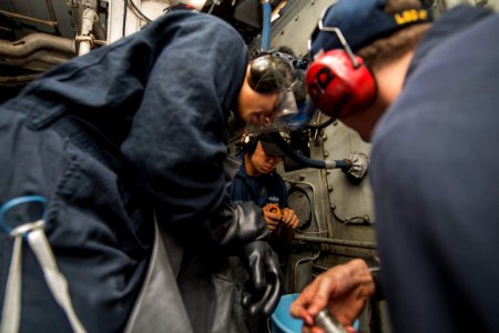 USS Rushmore (LSD 47) 151006-N-SF984-006 (22638539036)