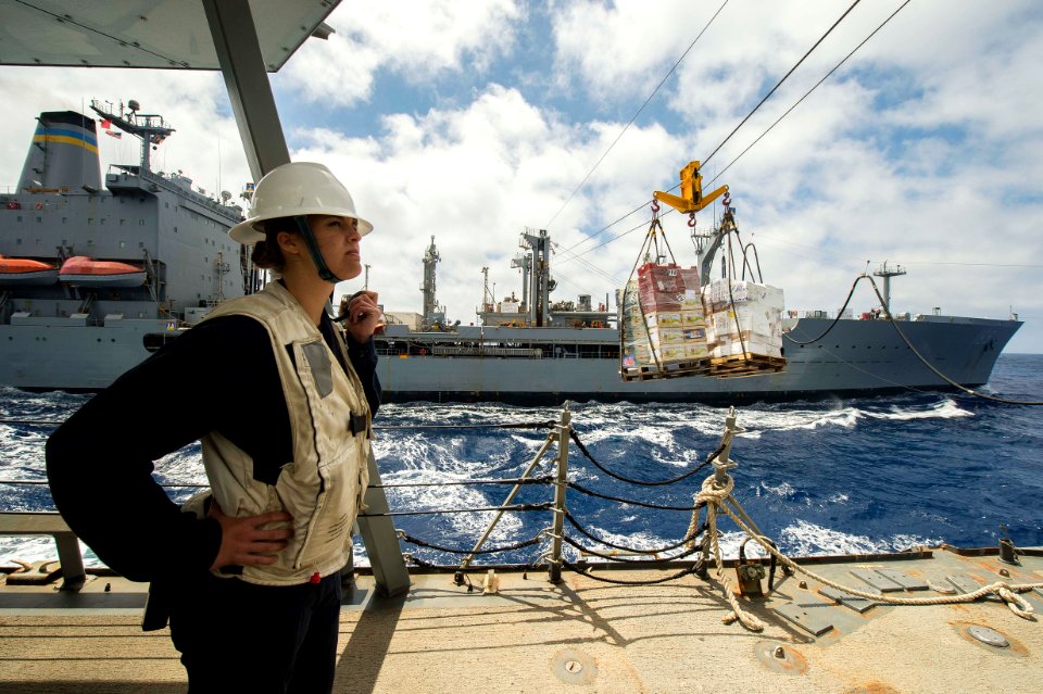 USS Ross conducts a replenishment-at-sea. (17559104202)