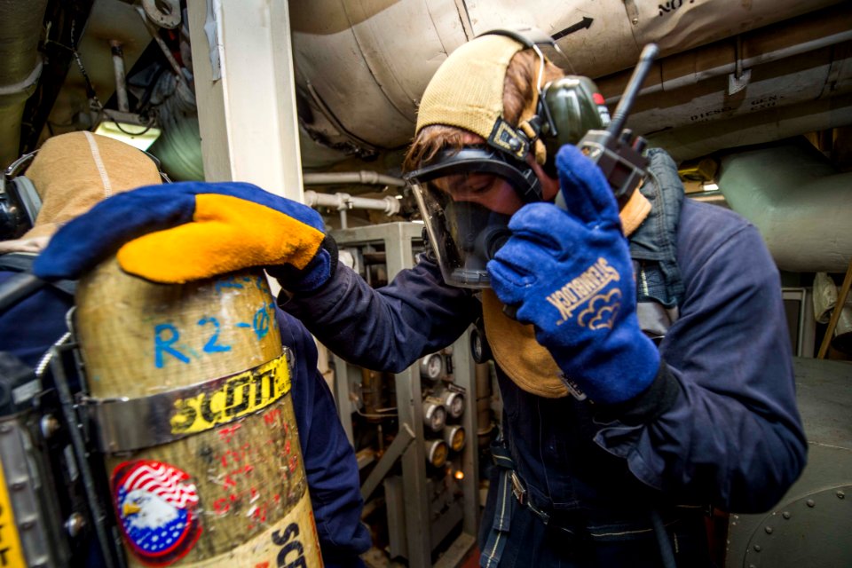 USS Rushmore (LSD 47) 151007-N-SF984-053 (22664904575)