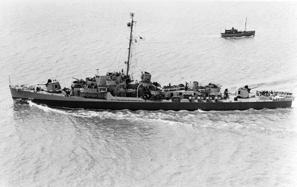 USS Rudderow (DE-224) underway on 15 July 1944 (19-N-69260)