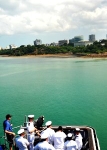 USS Rushmore arrives in Darwin 121016-N-YQ852-159