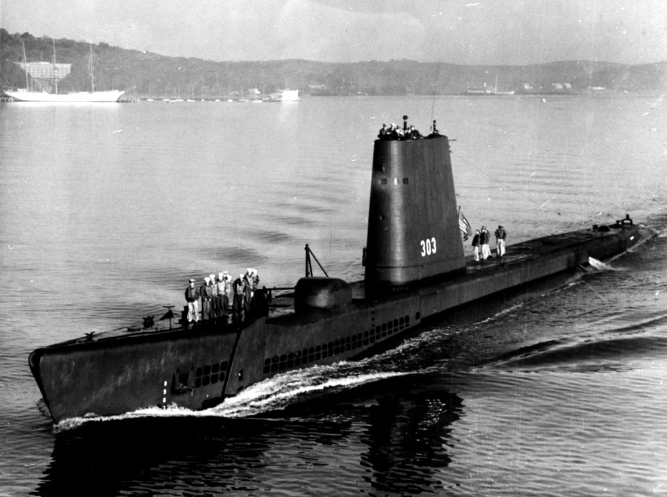 USS Sablefish (SS-303) underway off New London, Connecticut (USA), during the 1960s (NH 79120)