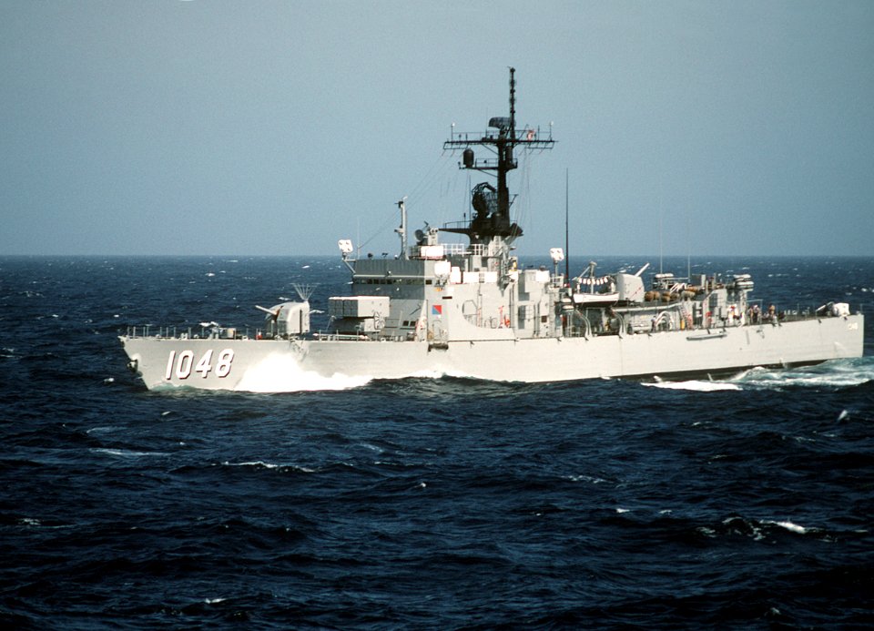 USS Sample (FF-1048) underway at sea on 1 July 1986 (6421927)