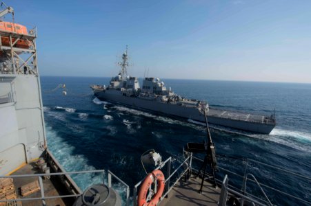 USS Russell (DDG-59) 151027-N-DN943-012 (22476410270)