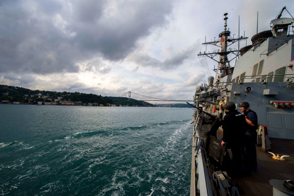 USS Ross transits the Bosphorus Strait. (18272708908)