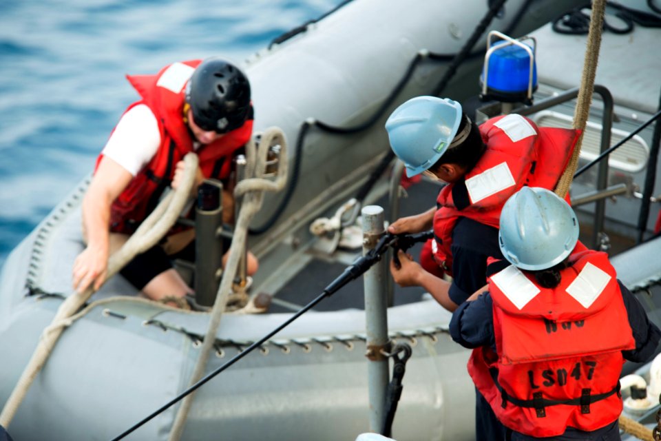 USS Rushmore (LSD 47) 150723-N-SF984-009 (20142873441)