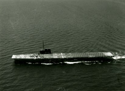 USS Sable (IX-81) underway in Lake Michigan in 1945 (NH 43516)