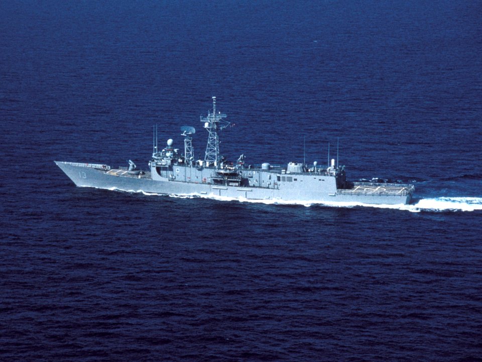USS Samuel Eliot Morison (FFG-13) underway in the Atlantic Ocean on 15 April 1995