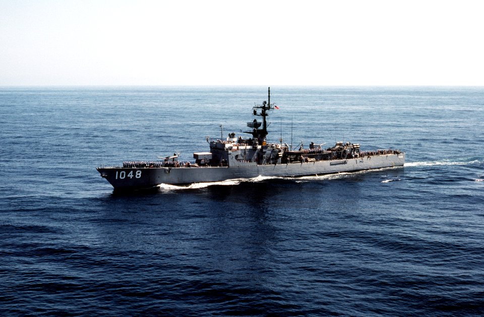 USS Sample (FF-1048) underway in the Pacific Ocean on 15 April 1983 (6372720)
