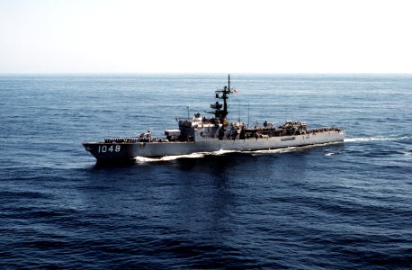 USS Sample (FF-1048) underway in the Pacific Ocean on 15 April 1983 (6372720)