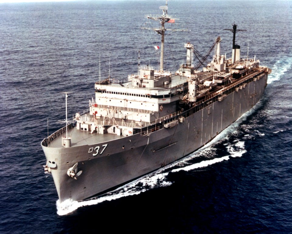 USS Samuel Gompers (AD-37) underway in the Pacific Ocean on 1 August 1982 (6349794)