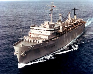 USS Samuel Gompers (AD-37) underway in the Pacific Ocean on 1 August 1982 (6349794)
