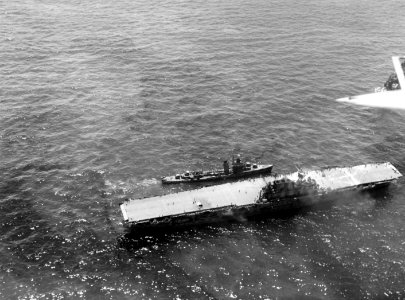 USS Russel (DD-414) comes alongside USS Hornet (CV-8) during the Battle of Santa Cruz Islands on 26 October 1942 (80-G-304514)
