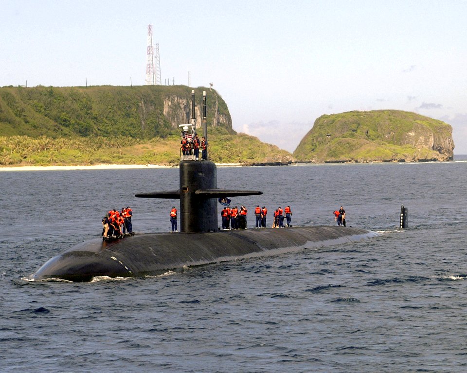 USS Salt Lake City (SSN-716) off Orote Point, Guam, on 23 May 2002 (6640651)