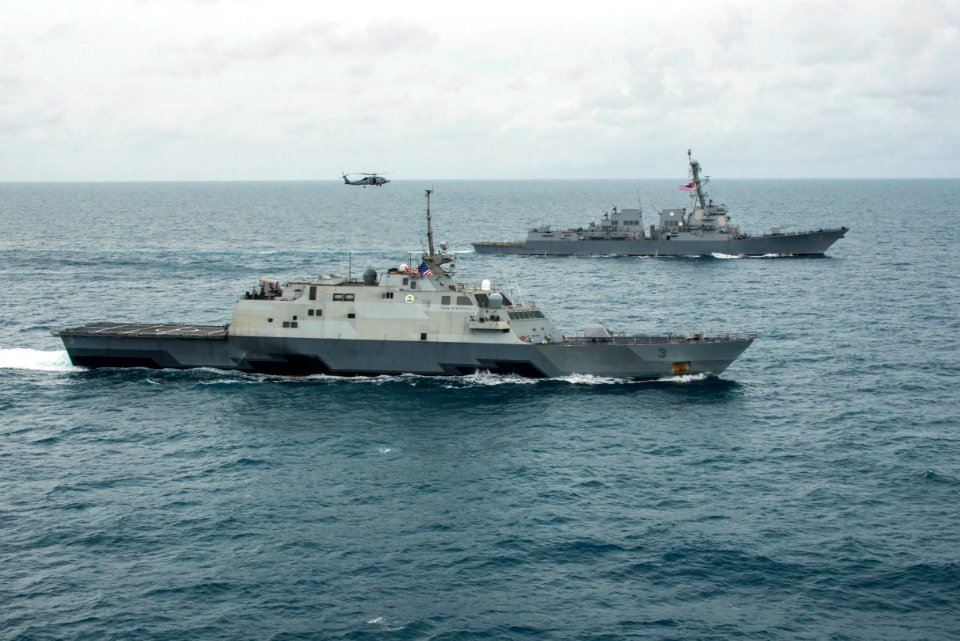 USS Sampson (DDG 102) and USS Fort Worth (LCS 3) Conduct Search Operations in the Java Sea 150114-N-IP743-728