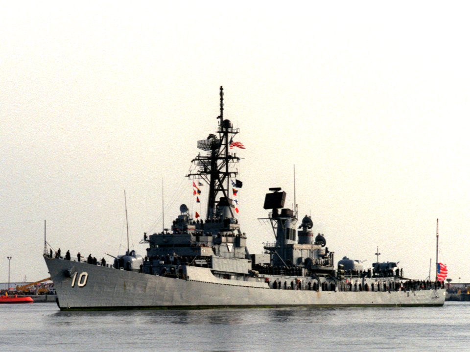 USS Sampson (DDG-10) returning to Mayport, Florida (USA), on 28 March 1991 (6464863)