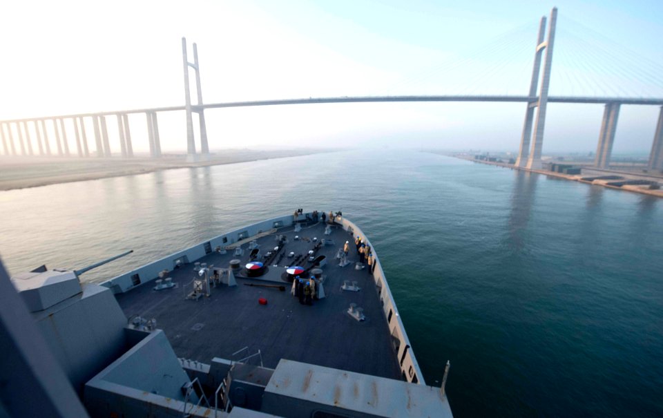USS San Antonio transits the Suez Canal. (8637770726)