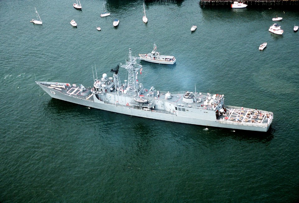 USS Samuel Eliot Morison (FFG-13) anchored in Boston harbor on 4 July 1987