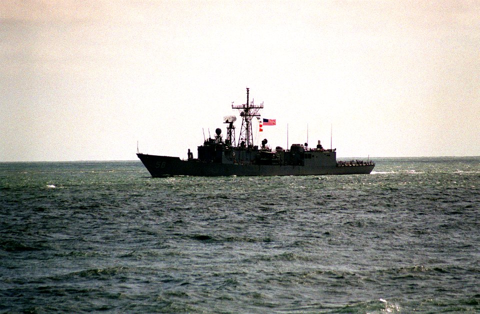 USS Samuel B. Roberts (FFG-58) underway in Chesapeake Bay on 20 August 1995 (6491217)