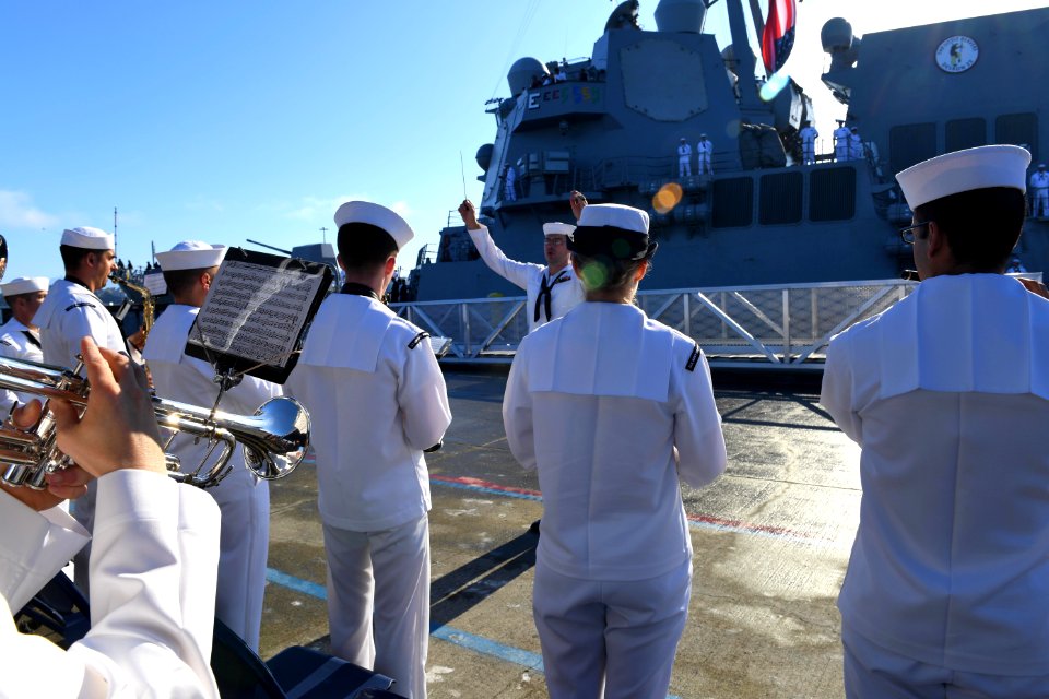 USS Sampson (DDG 102) homeports at Naval Station Everett 160926-N-WX604-069