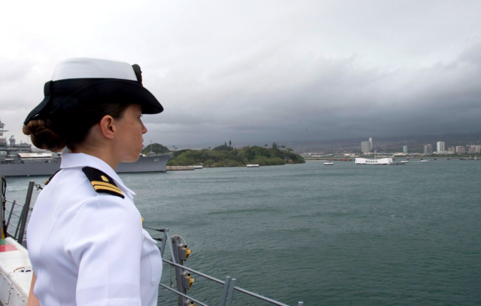 USS San Diego arrives at Joint Base Pearl Harbor-Hickam 150214-N-IK388-043