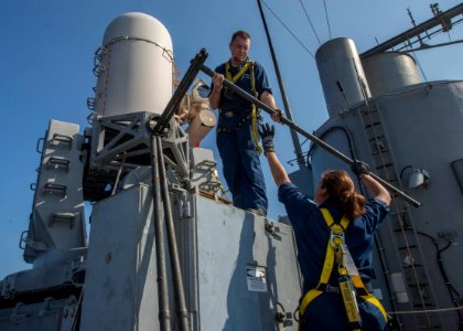 USS SAN JACINTO (CG 56) 131121-N-LN619-013 (11025019335)