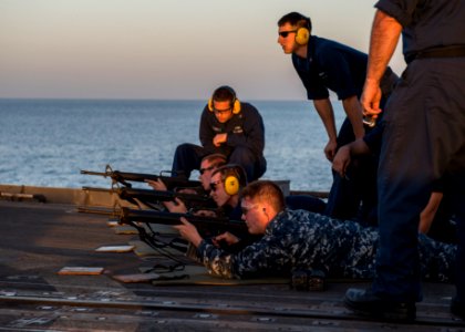 USS SAN JACINTO (CG 56) 140320-N-LN619-026 (13400313573)