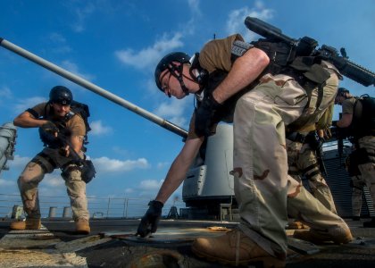 USS SAN JACINTO (CG 56) 140107-N-LN619-035 (12097912055)