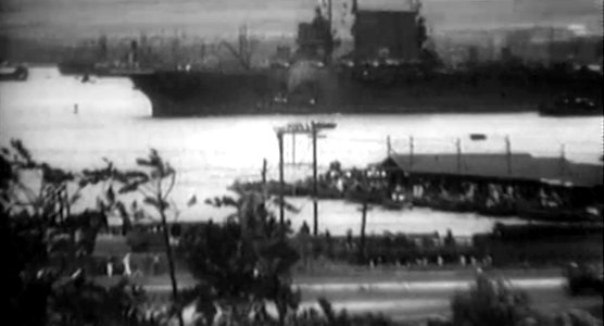 USS Saratoga (CV-3) arriving at Pearl Harbor, Hawaii (USA), 8 May 1946 (80854)