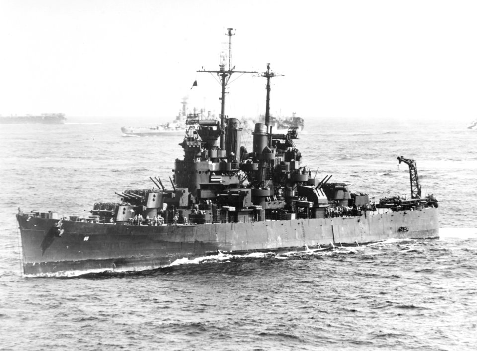 USS Santa Fe (CL-60) at sea on 12 December 1944 (80-G-301357)