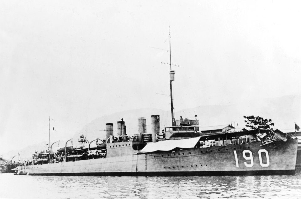 USS Satterlee (DD-190) in port, circa 1920-1922 (NH 63143)
