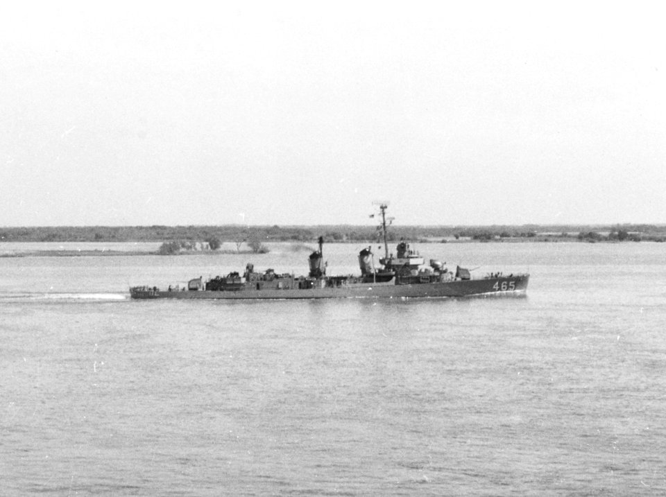 USS Saufley (DDE-465) underway on 23 May 1958 (NH 108683)