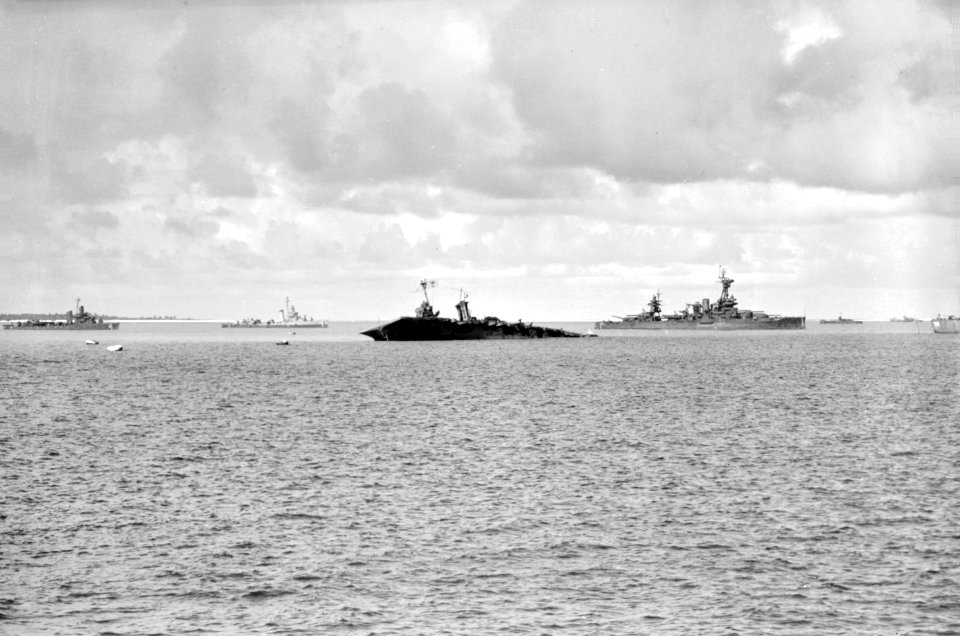 USS Saratoga (CV-3) sinking in Bikini Atoll lagoon, 25 July 1946 (520999)