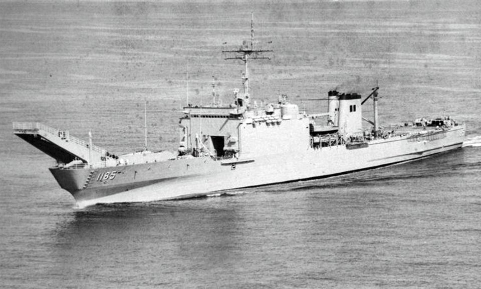 USS Schenectady (LST-1185) underway at sea, in 1984