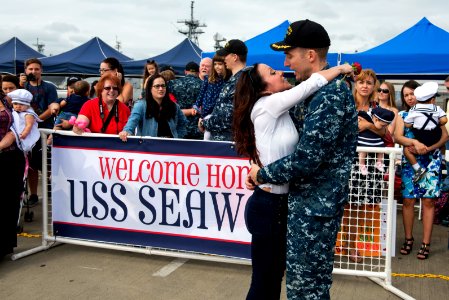 USS Seawolf returns home 150821-N-UD469-188