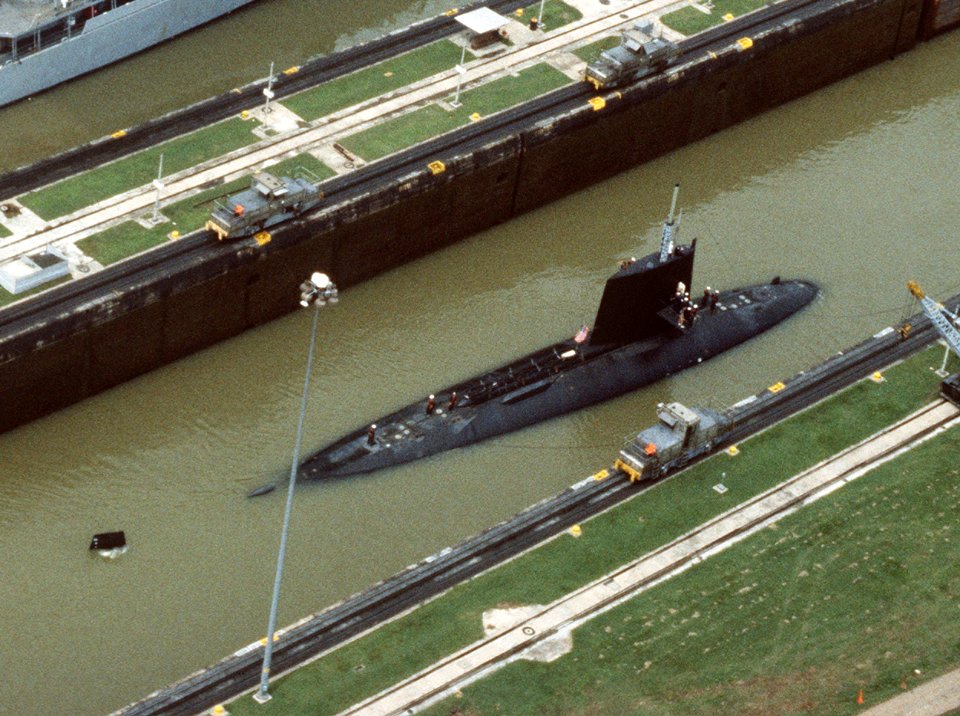USS Scamp (SSN-588) in Panama Canal lock 1984