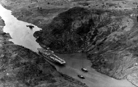 USS Saratoga (CV-3) transiting the Panama Canal on 4 March 1930 (NH 95035)
