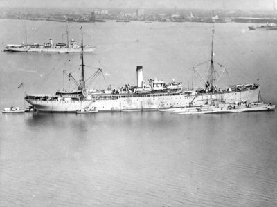 USS Savannah (AS-8) with three S-class submarines alongside, in December 1924 (NH 44073)