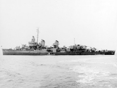 USS Schroeder (DD-501) at anchor off San Francisco, California (USA), on 31 January 1945 (NH 107239)